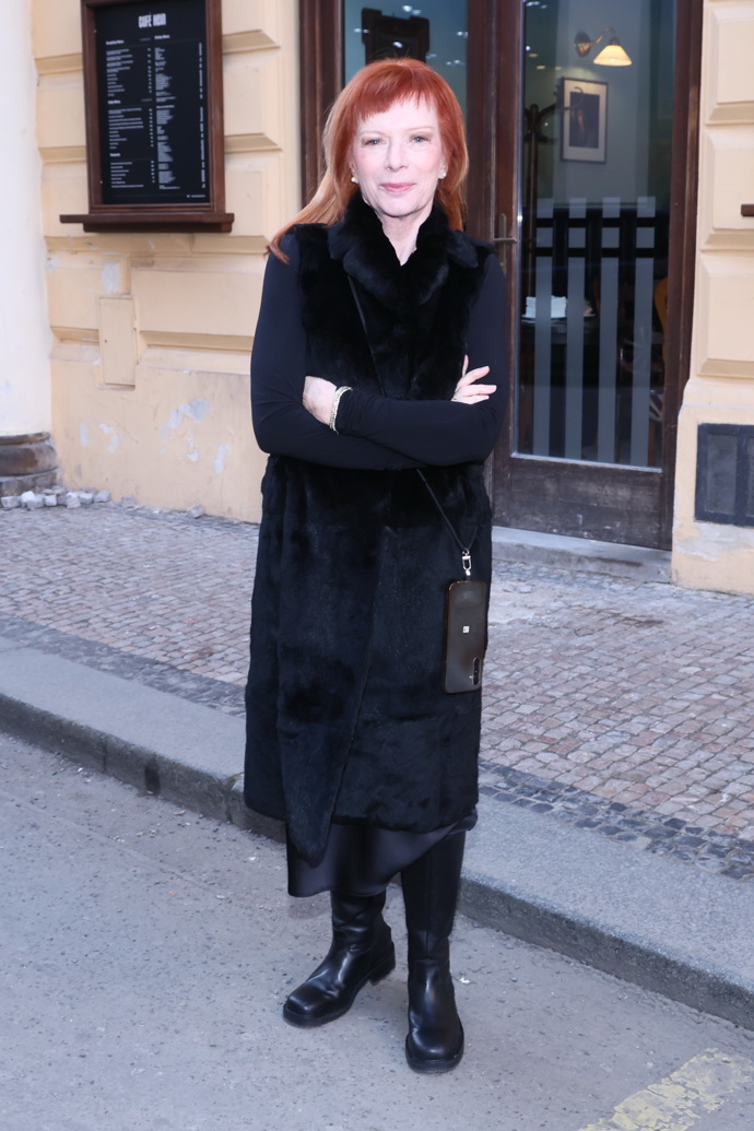 Bára Štěpánová zvolila dlouhou kožešinovou vestu, pod ni saténovou sukni a černé kozačky.