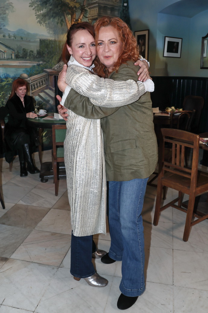 Herečky oblékly do kavárny rozdílné outfity, přesto obě působily nenuceným a civilním dojmem.