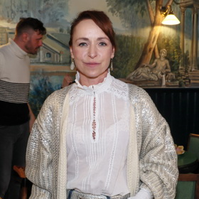 Pod kardigan si vzala bílou krajkovou halenku, z pod které jemně prosvítalo její spodní prádlo. Pro příště mohla herečka zvolit podprsenku v tělovém odstínu. 