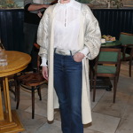 Tatiana Dyková oblékla smetanový kardigan se stříbrnými aplikacemi a doplnila ho o stříbrné boty, pásek a civilní džíny.