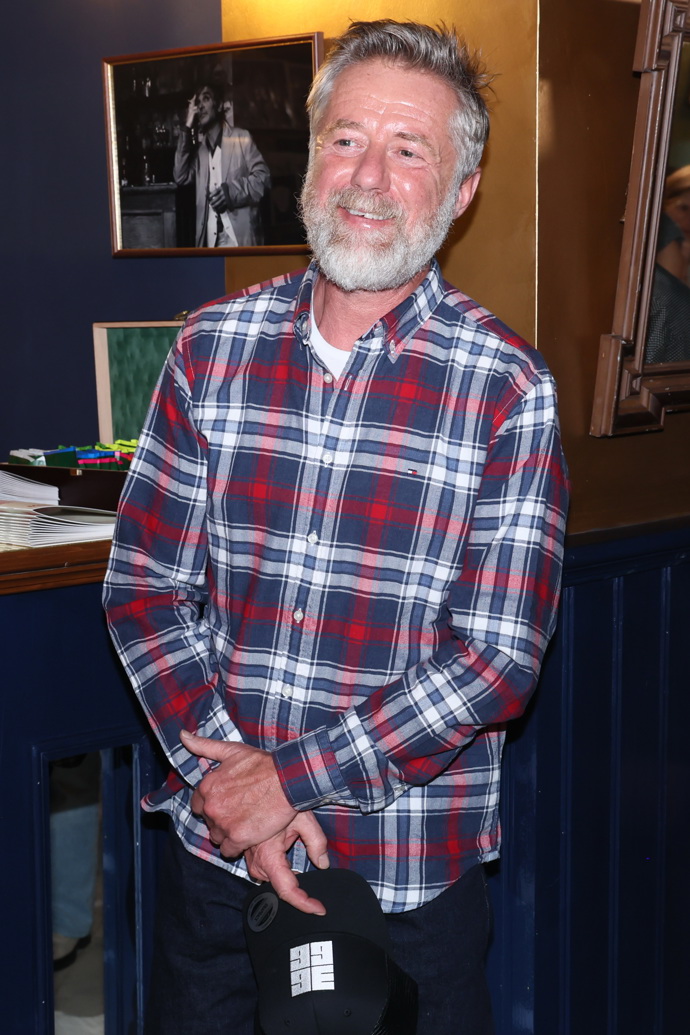 Jiří Langmajer se dobře bavil ve flanelové košili, pod kterou měl ještě bílý nátělník či tričko.