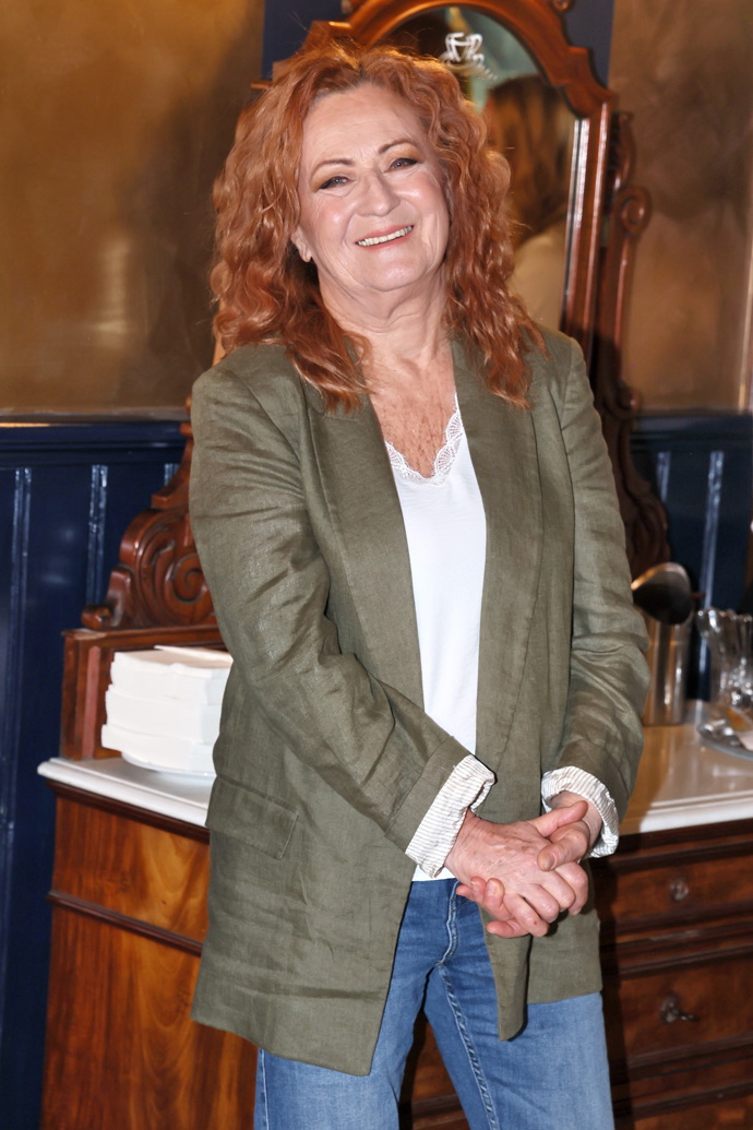 Herečka pro tentokrát nechala vlasy v přírodním kudrnatém stylingu, bez své typické foukané.