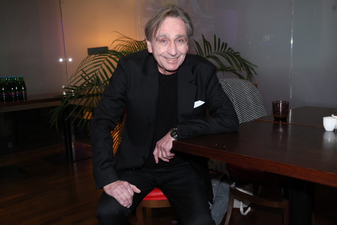 Relaxovat odjíždí herec na svoji chatu v Sudetech. 