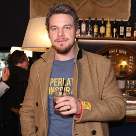 Pod kabát si vzal modré tričko s potiskem a džíny.