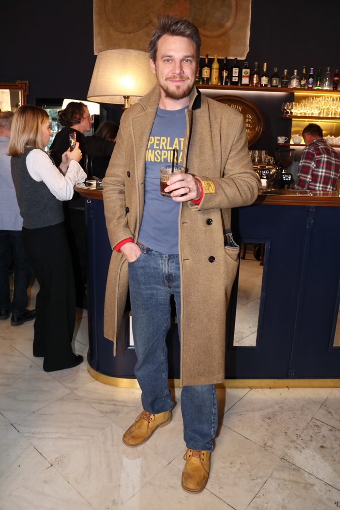 Vojtěch Dyk názorně demonstruje, že kvalitní vlněný kabát je v zimě naprostým základem šatníku.