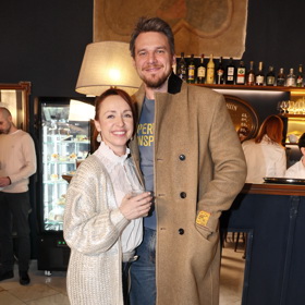 O doprovod se Tatianě postaral její manžel Vojtěch Dyk. Ten oblékl vlněný zimní kabát v barvě velbloudí srsti.