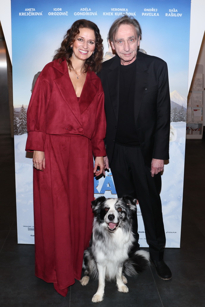 Filmovou novinkou Ondřeje Pavelky je snímek Na horách, na fotce z premiéry je s kolegyní Adélou Gondíkovou.
