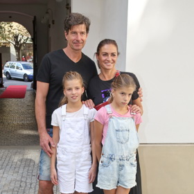 Dvojčata už jsou dnes dospělá, manželé tedy mají více času na sebe. 