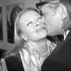 Herečka Jana Brejchová dostává polibek od kolegy Jiřího Bartošky. 