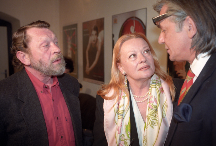 Jana Brejchová byla vyhlášenou krasavicí. Dokonce se jí přezdívalo "česká Bardotka". Na snímku s partnerem Jiřím Zahajským a Jiřím Bartoškou.