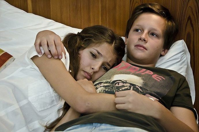 Jáchym Kraus a Sara Sandeva v seriálu Gympl s (r)učením omezeným.