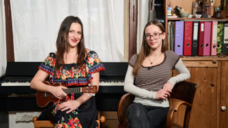 Talentovaná vnučka Petry Černocké pokračuje v rodinné tradici: Olivie Coco muzicíruje doma i s maminkou