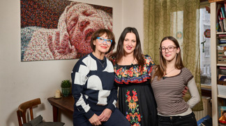 Vítejte v barevném bytě Báry Vaculíkové: S dcerou Coco a maminkou Petrou Černockou nás provedly svým uměleckým prostorem