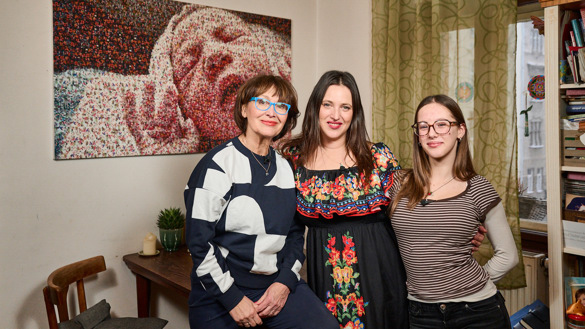 Vítejte v barevném bytě Báry Vaculíkové: S dcerou Coco a maminkou Petrou Černockou nás provedly svým uměleckým prostorem