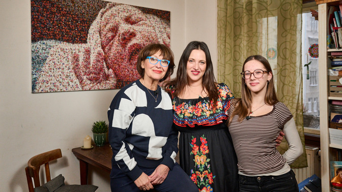 Vítejte v barevném bytě Báry Vaculíkové: S dcerou Coco a maminkou Petrou Černockou nás provedly svým uměleckým prostorem