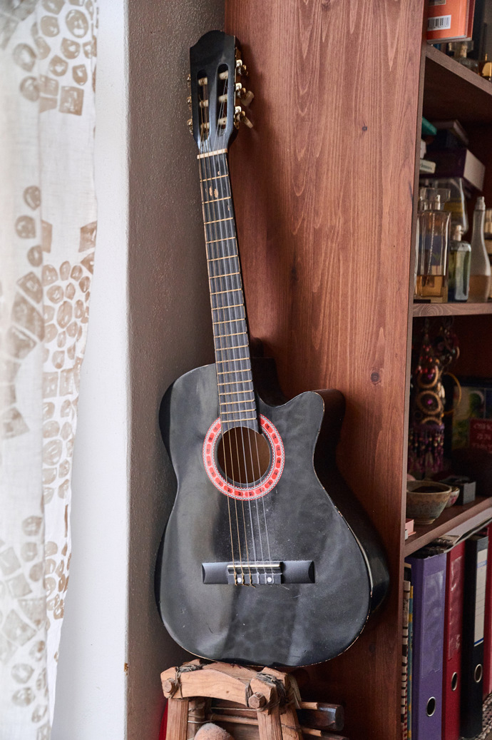 Bára ráda hraje na menší nástroje, takže tahle kytara je tříčvrteční.