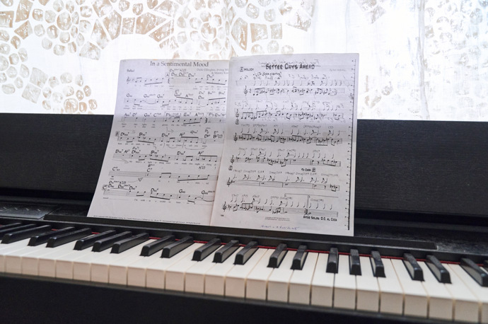 Piano a noty k Báře Vaculíkové neodmyslitelně patří.