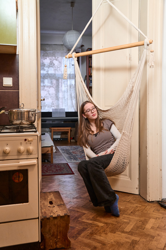 Olivie Coco v houpací síti mezi pokoji