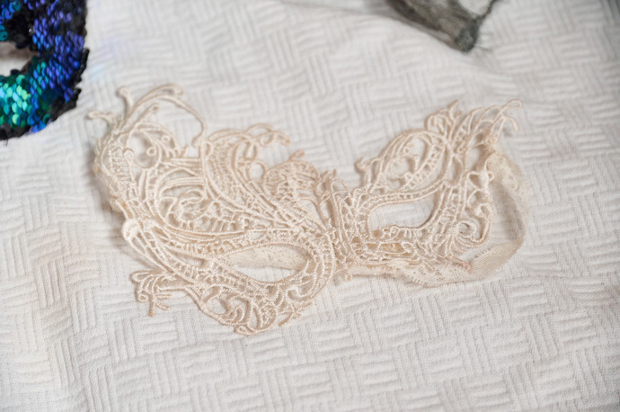 Krajková maska byla nezbytná.