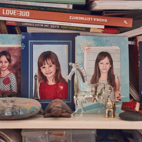 V bytě Báry Vaculíkové je pochopitelně řada fotovzpomínek na to, jak šel čas s její dcerou Olivií Coco...