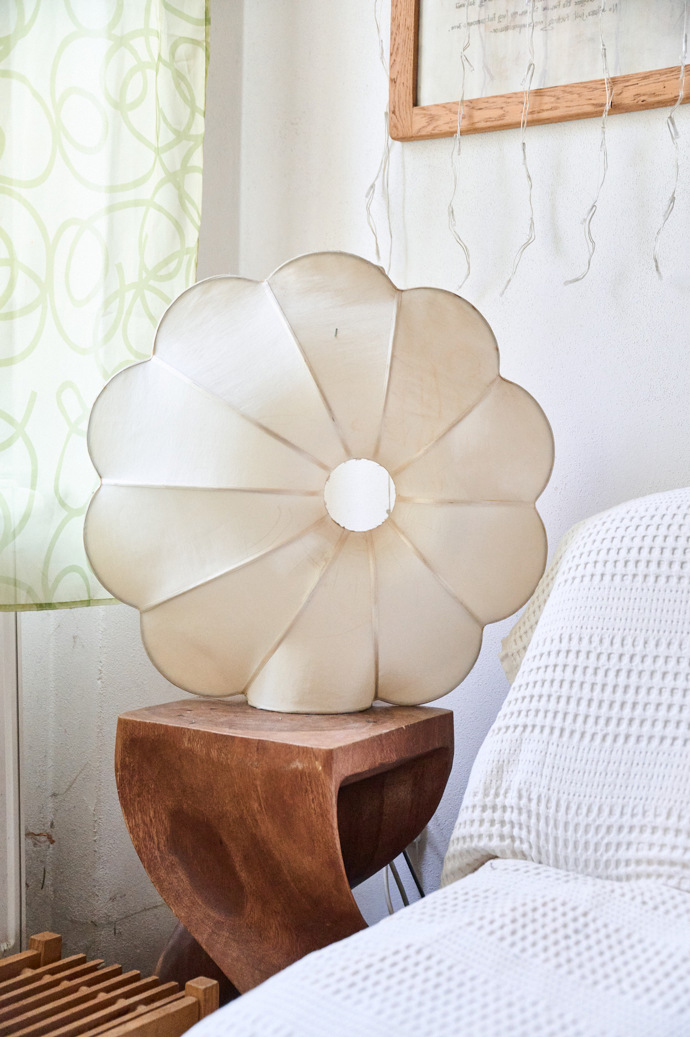 Vedle sedačky je krásná designová lampa.