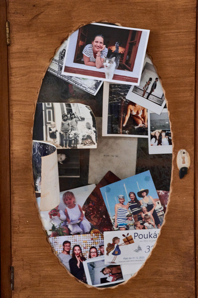 Na almaře je spousta milých fotografií.