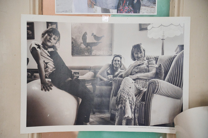 Památeční rodinné foto z kalendáře neziskovky Cesty domů