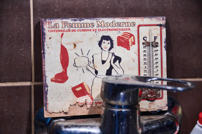 Bára Vaculíková si libuje v podobných starých drobnostech...