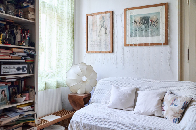 Sedačka je v bílé barvě.