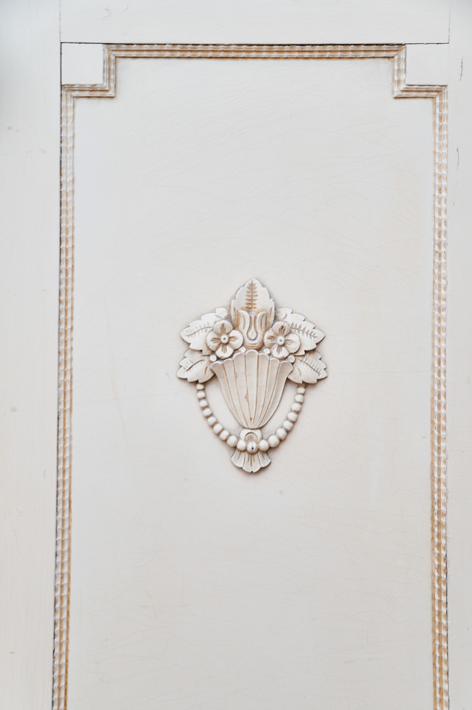 Detail jedné ze starožitných skříní