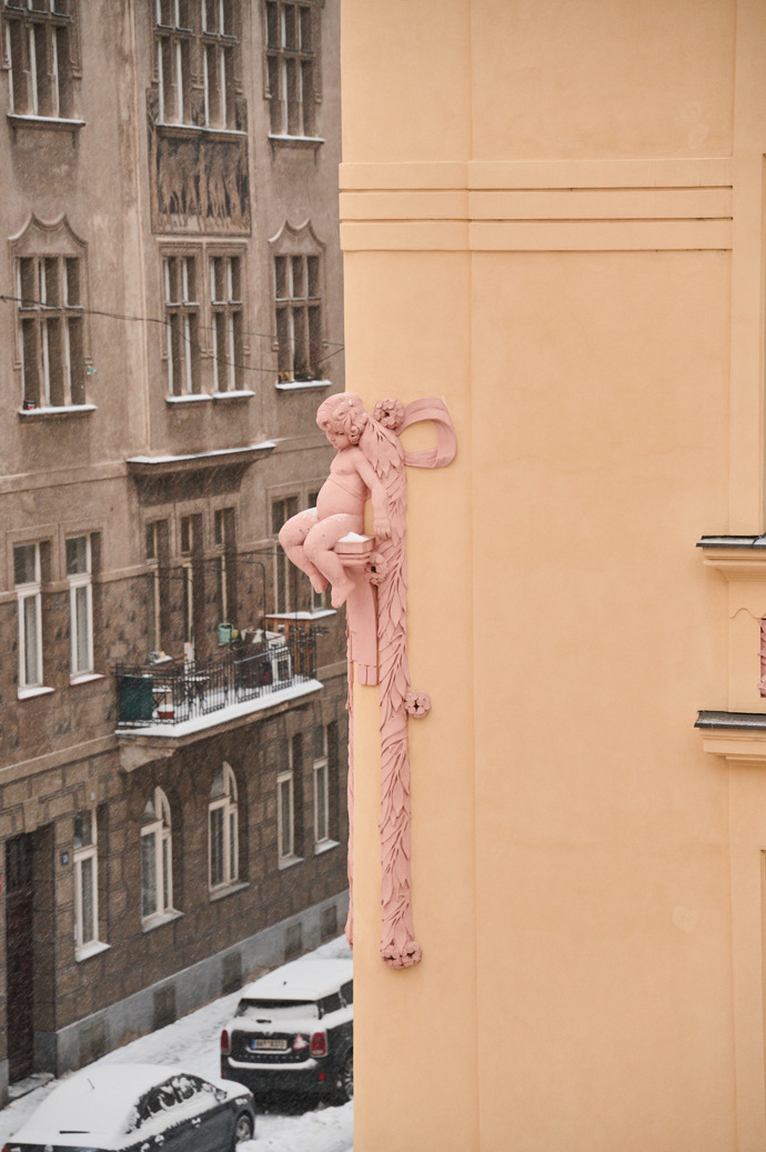 Andělíček na fasádě protějšího domu Báru Vaculíkovou uchvátil.