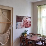 Jídelní kout v obývacím pokoji, mozaika nad stolem je dílem Báry Vaculíkové