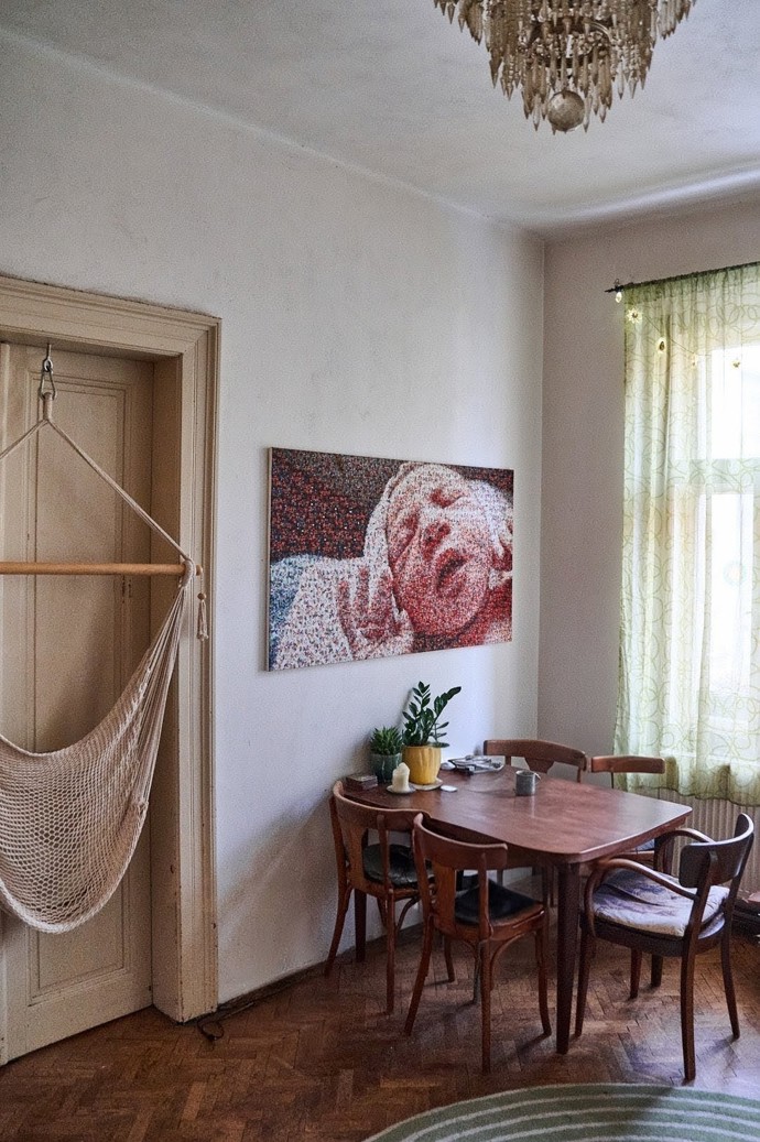 Jídelní kout v obývacím pokoji, mozaika nad stolem je dílem Báry Vaculíkové