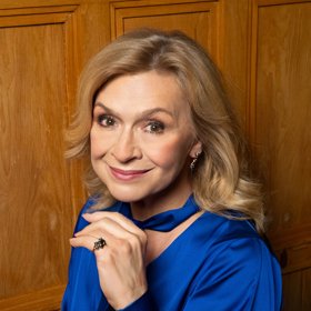 Model byl doplněn o šperky od českého klenotníka Michala Kadaníka.