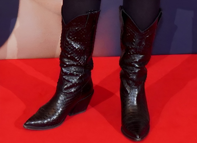 Hlavní hvězdou outfitu byly šmrncovní kovbojské kozačky.