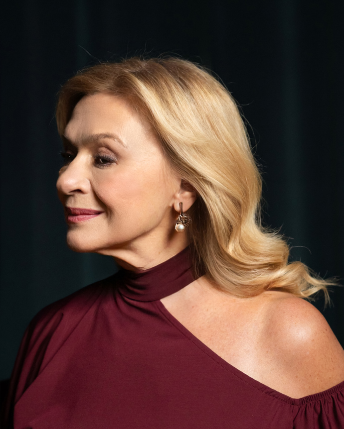 Náušnice s velkou perlou jsou zajímavým detailem. 