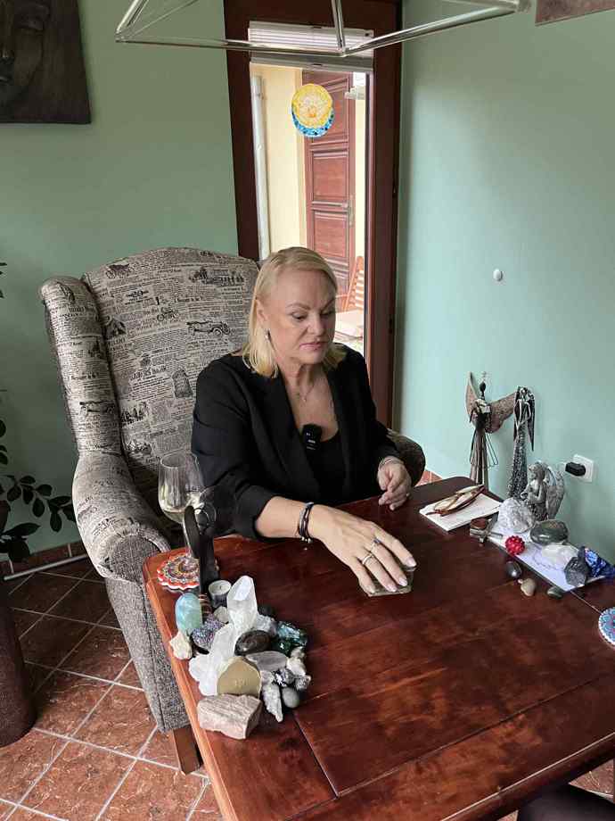 Kartářka všem doporučuje začít u návštěvy rodinných konstelací. Jedině tak se podle ní můžeme zbavit zátěže předané geny. 