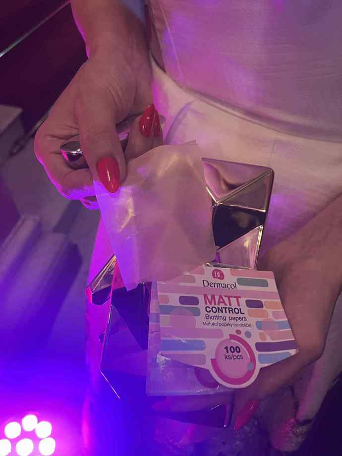 Ubrousky vyjdou na necelou stovku a ve společnosti mohou být dobrou vychytávkou, když se nechcete lesknout.