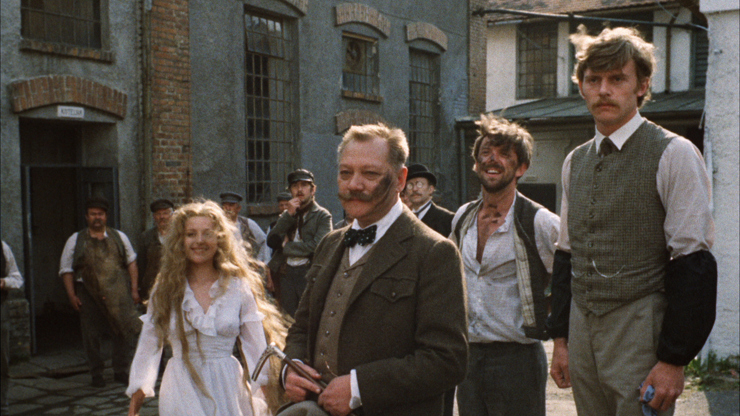 Magda Vášáryová, Rudolf Hrušínský, Jaromír Hanzlík a Jiří Schmitzer spolu vedou různé drobné zápasy. 