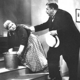 Antonie Nedošinská měla to štěstí, že si vždy mohla zahrát po boku těch největších hvězd. Manžela jí nejčastěji hrál Theodor Pištěk. Na snímku z filmu Kariéra matky Lízalky, rok1937.