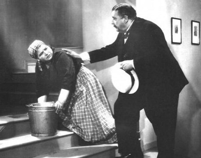 Antonie Nedošinská měla to štěstí, že si vždy mohla zahrát po boku těch největších hvězd. Manžela jí nejčastěji hrál Theodor Pištěk. Na snímku z filmu Kariéra matky Lízalky, rok1937.