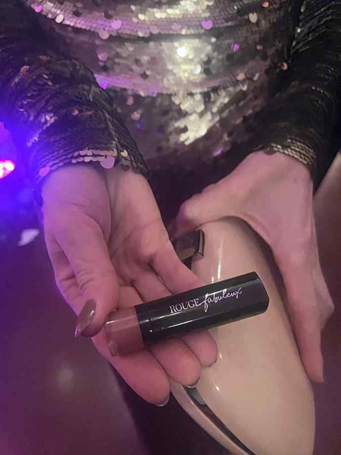 Naše nejznámější krátkovlasá Miss nosí ve svém psaníčku rtěnku Bourjois.