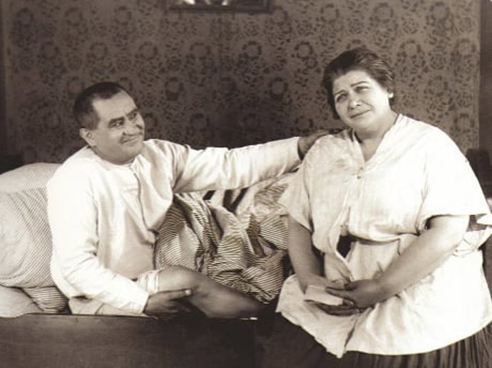 Antonie Nedošinská ve filmu Dobrý voják Švejk z roku 1925, na snímku s Karlem Nollem. Korpulentní postava a upřímný úsměv dělaly z Antonie Nedošinské perfektní adeptku na role dobrosrdečných žen z lidu