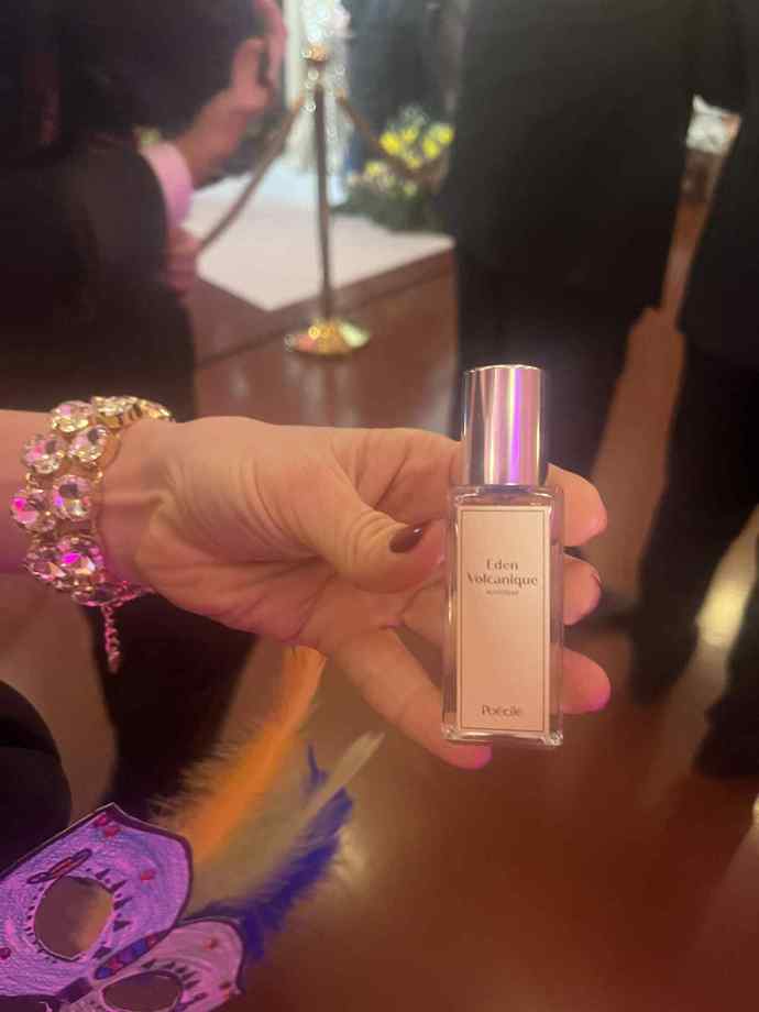 V jejím psaníčku nesmí chybět miniatura jejího oblíbeného parfému. 