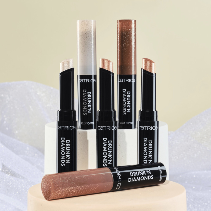 Drunk'n Diamonds nabízí Catrice ve třech odstínech a cena je 119 Kč jak v dm, tak v Rossmanovi. 