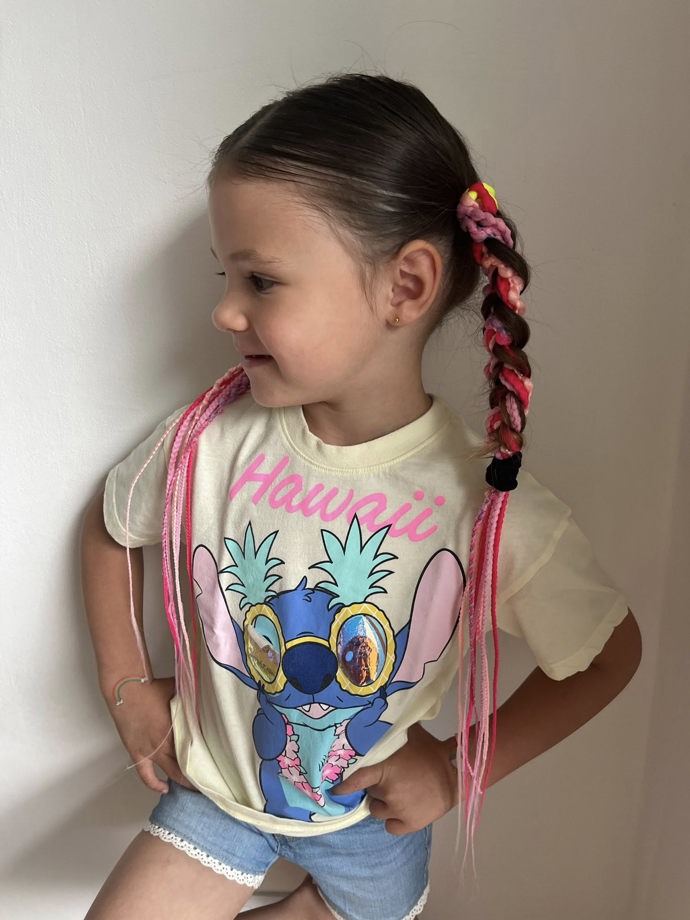 Z pětileté holčičky roste velká parádnice. S mámou chodí jednou měsíčně na nehty. 