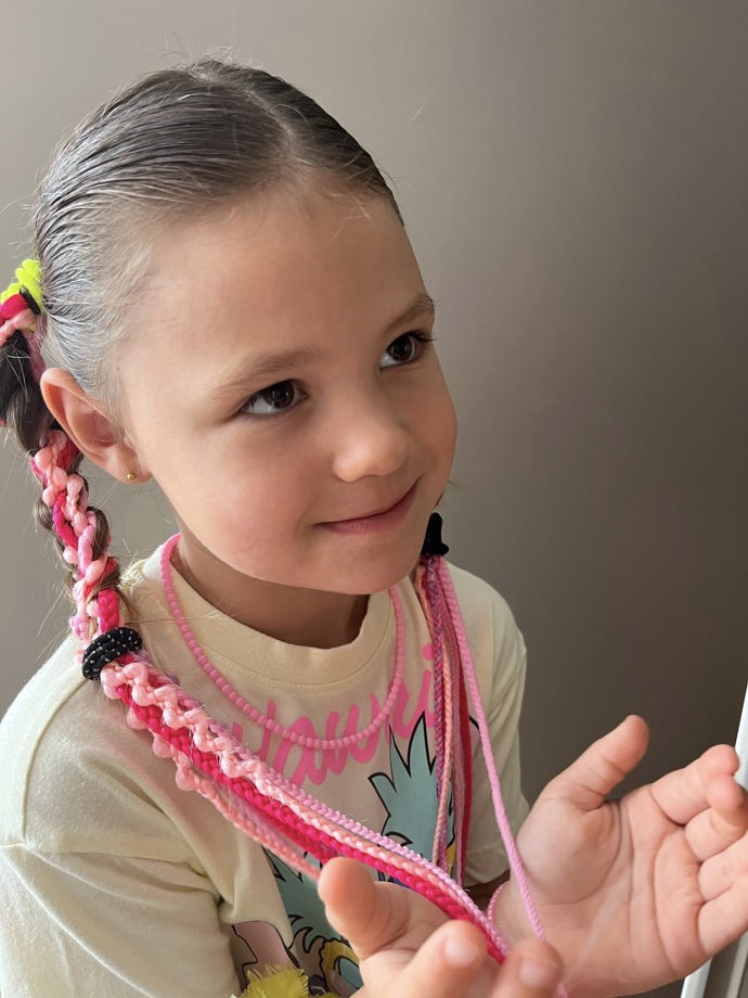 Natálka už v minulosti vyzkoušela například barevné příčesky z kanekalonu. 