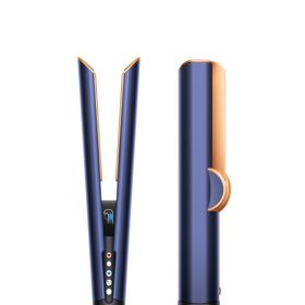 Jako první do tipů přidávám žehličku na vlasy Airstrait od značky Dyson a na dalších fotkám můžete vidět, jak dopadlo mé žehlední z mokrých vlasů. 