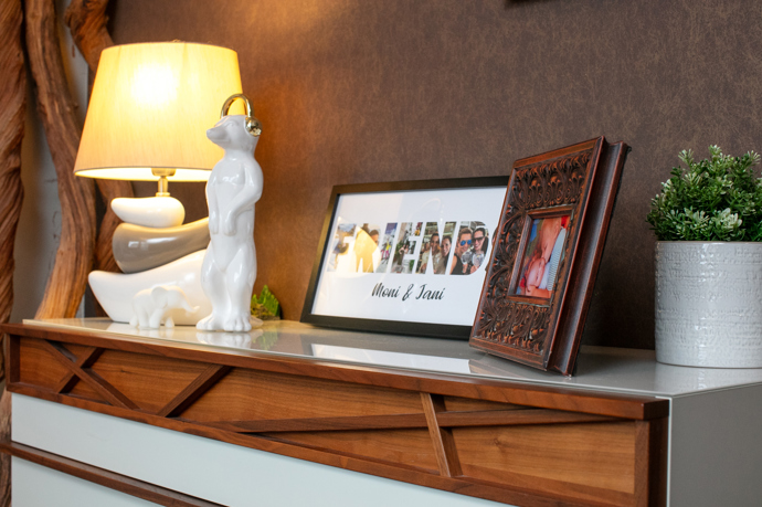 I na komodě má Monika upomínkové a dekorační předměty.