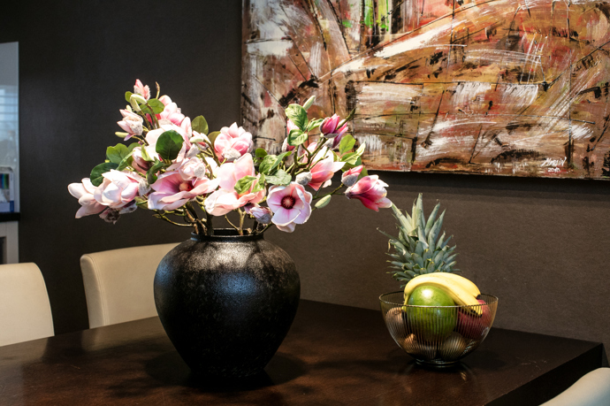 Živé rostliny Monika doma nemá, ale v novém aranžmá nechybí váza s krásnými umělými květinami.